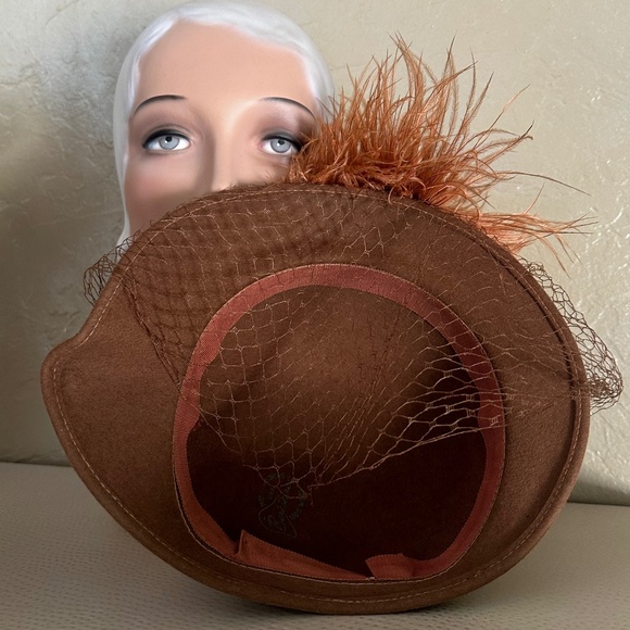 CAPTIVATING 1930s' TAN CLOCHE HAT WITH RUST OSTRICH FEATHERS + VEIL - Picture 12 of 13